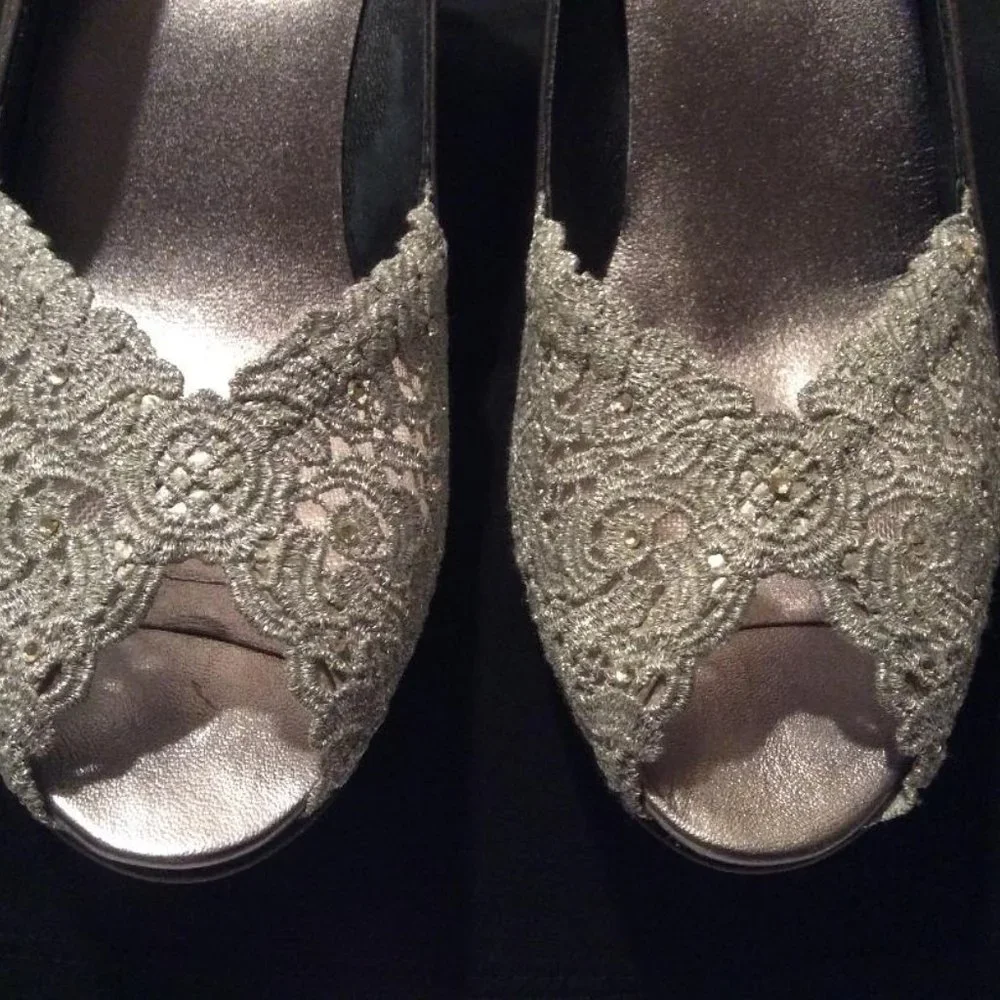 STUART WEITZMAN 2 1/2"heels 'Chantelle',Silver, Leather& lace, Crystals Size 6.5 - Picture 3 of 10